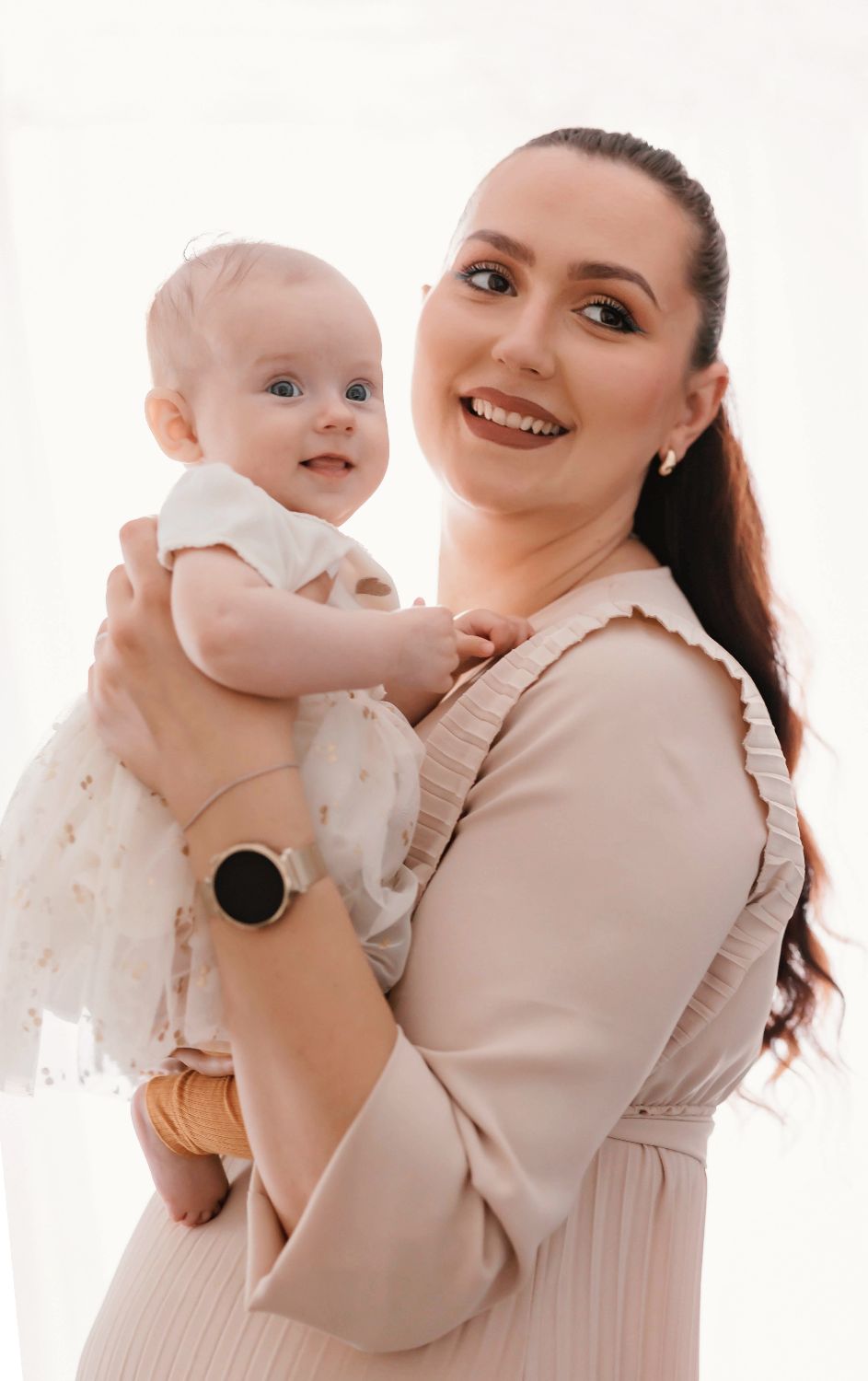 Članovi obitelji stoje zagrljeni u svijetlom hodniku