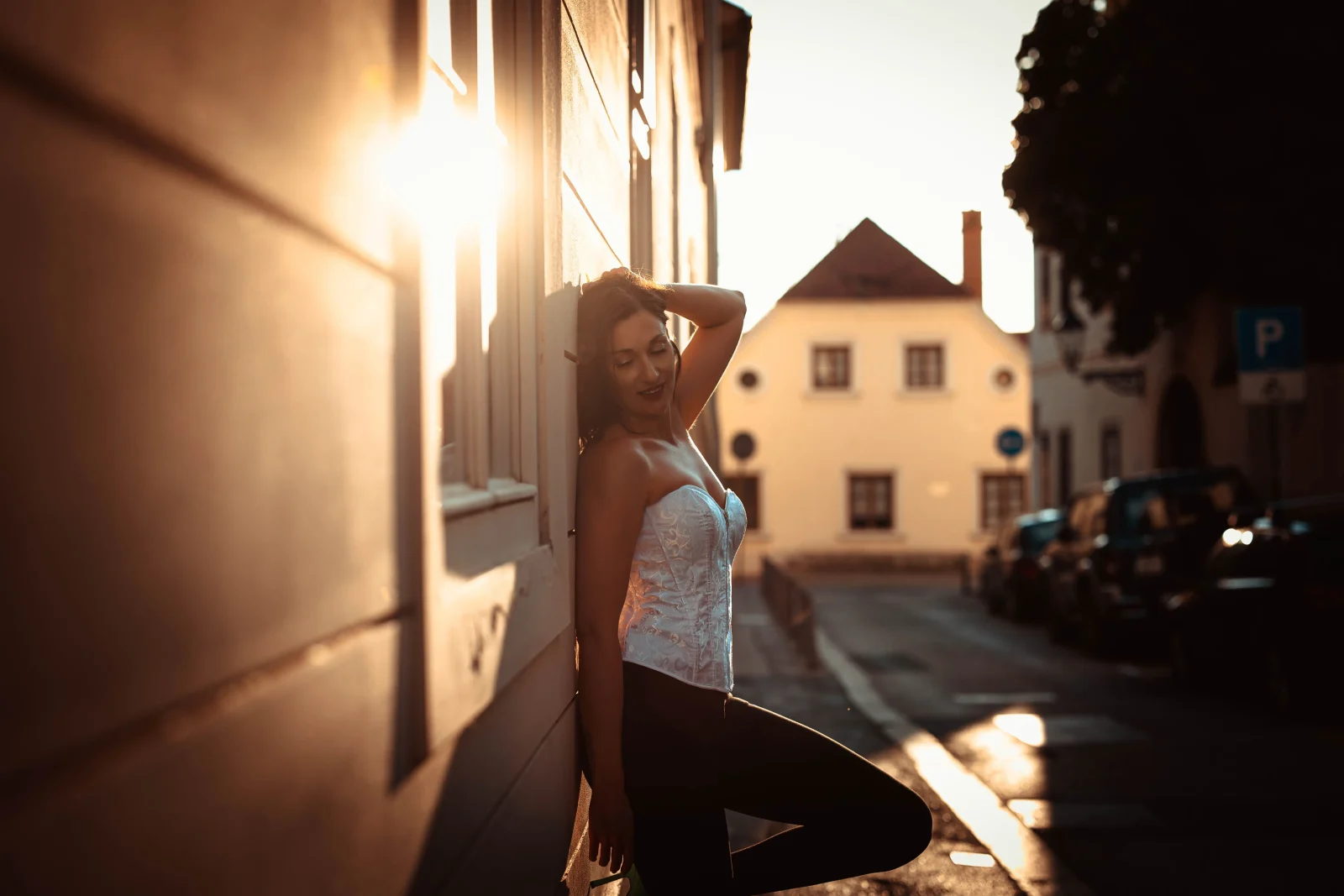 Djevojka naslonjena na zid u zlatnom satu