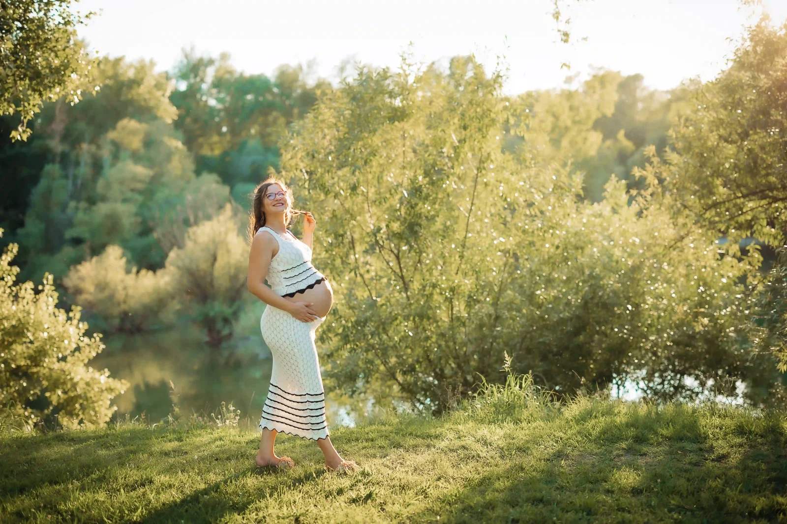 Trudničko fotografiranje trudnice na livadi