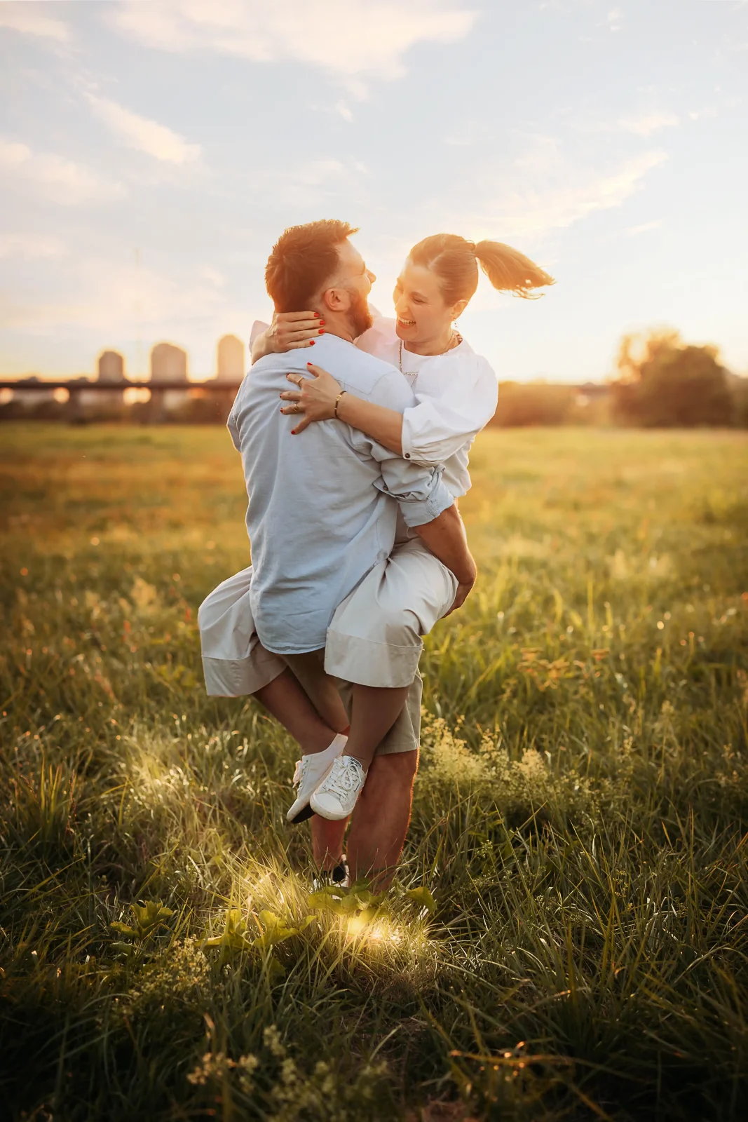 Obiteljski fotograf snima poljubac roditelja u prirodi