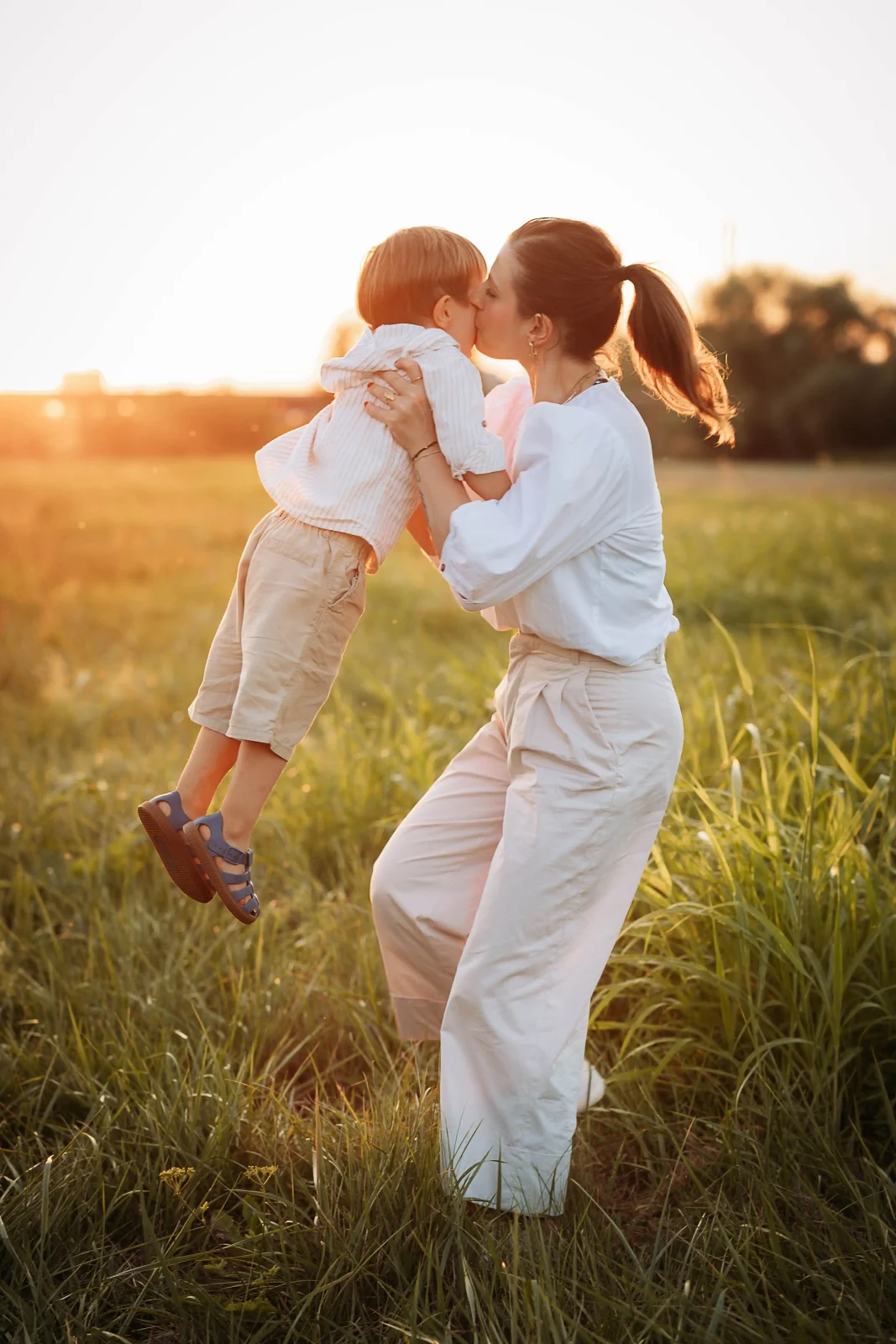 Obitelj šeta livadom u prirodi