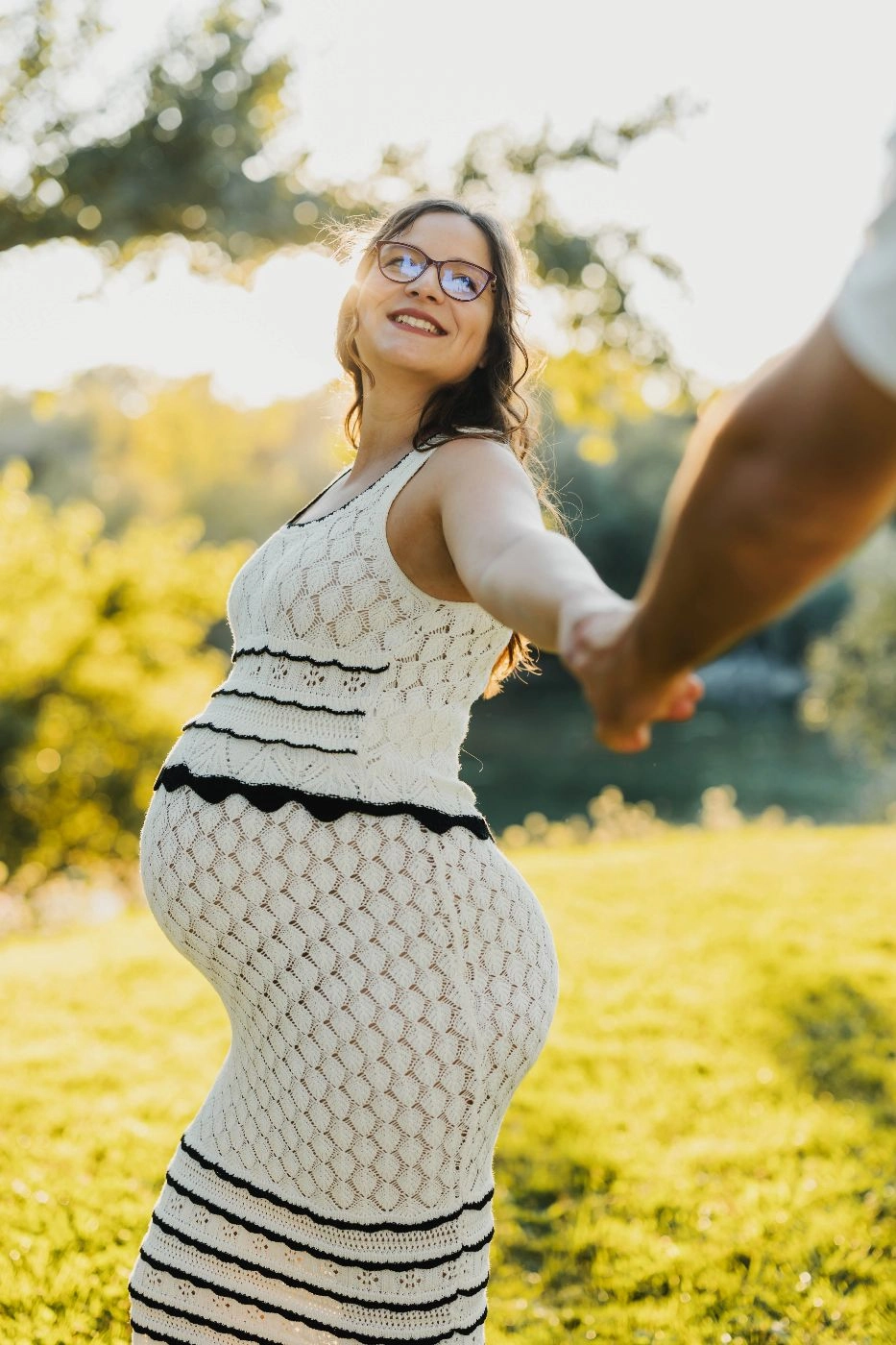 Trudničko fotografiranje para na livadi