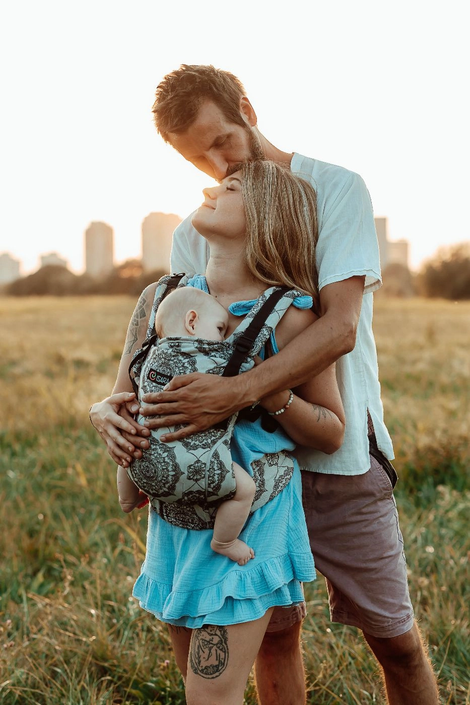 Obiteljsko fotografiranje u zalasku sunca na livadi