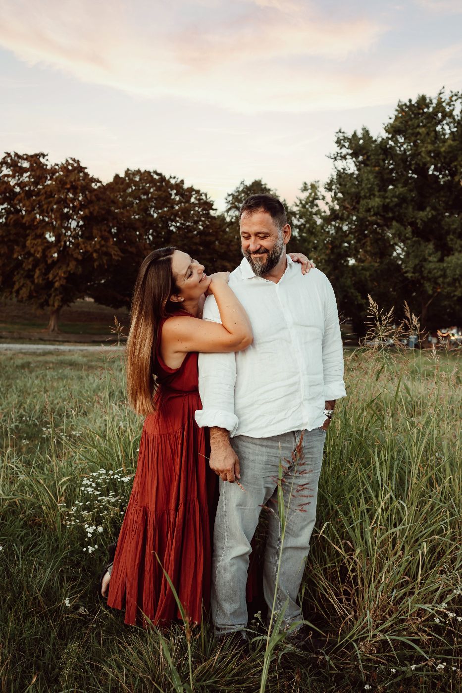 Par u zrelim godinama stoji u travi