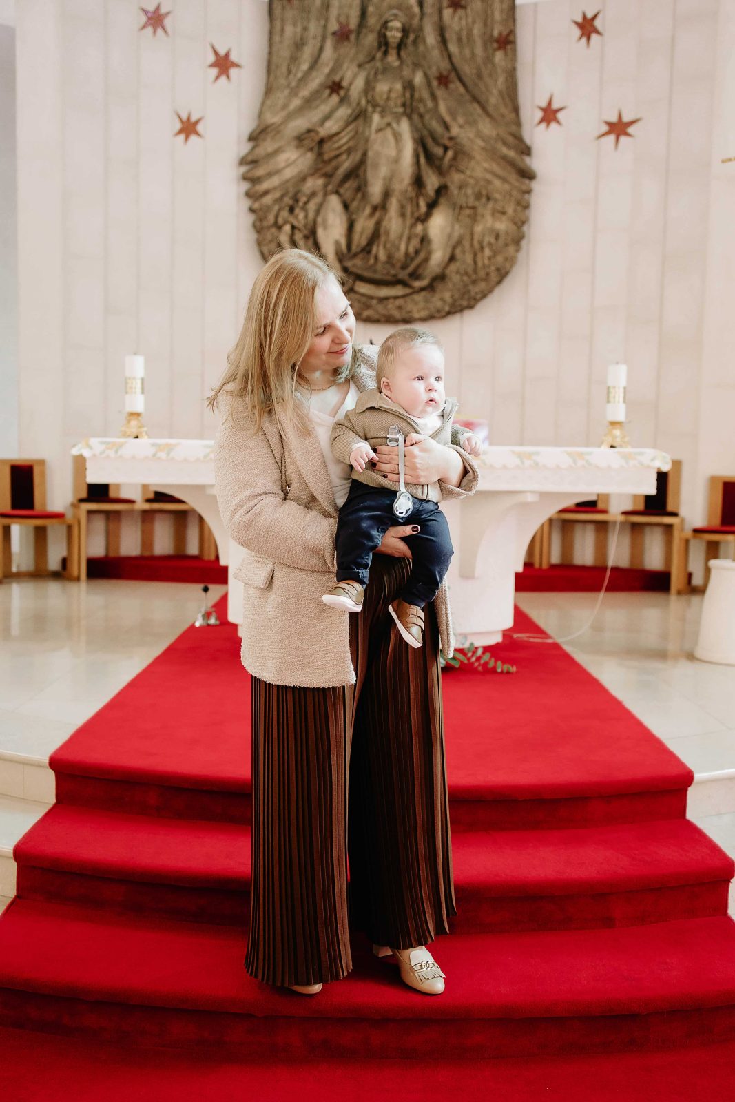 Majka i sin kod olatara prije krštenja